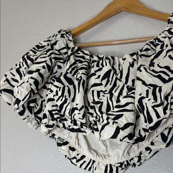 A New Day Black and Cream Ruffled Crop Blouse Size Small - Picture 9 of 13